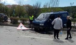 Direksiyon hakimiyetini kaybeden minibüs sürücüsü kazaya neden oldu