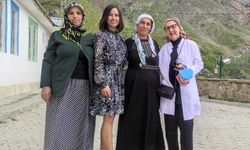 Vefakar doktor köy köy dolaşarak çocuklara yardım ediyor!
