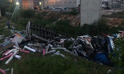 Kumaş yüklü tır dere yatağına düştü!