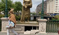 Eskişehir'de herkesin fotoğraf çektirdiği heykele saldırdılar!