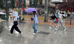 Eskişehir'de vatandaşlara sağanak yağmur şoku!
