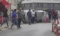 Eskişehir'de sokak içerisinde feci kaza; Araçta mahsur kaldılar!