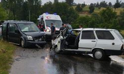 İki araç kafa kafaya çarpıştı; Araçlar hurdaya döndü!
