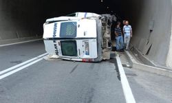 Lastiği patlayan yolcu dolu minibüs kaza yaptı!