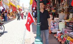 Eskişehir’de Türk bayrağı asan esnafa zabıta engeli!