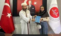 Filipinli genç kız kelimeyi şahadet getirerek Müslüman oldu