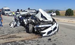 Afyon’da korkunç kaza; Otomobil hurdaya döndü!