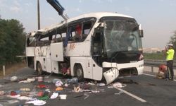 Kontrolden çıkan tır yolcu otobüsüne çarptı; 6 kişi öldü!