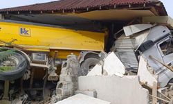 Korkunç kaza; Kontrolden çıkan kamyon eve girdi!