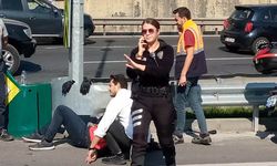 Kadın trafik polisi yaralı motosiklet sürücüsünü bir an olsun yalnız bırakmadı