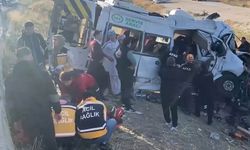 Servis minibüsü ile kamyon çarpıştı; Ölü ve yaralılar var!