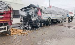 Büyük bir facianın eşiğinden dönüldü; Patates yüklü tır yanarak küle döndü!