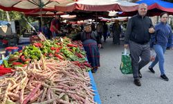 Yılların tiyatrocusu Eskişehir'de pazar tezgahında ekmek kavgası veriyor!