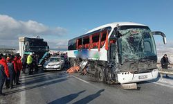 Otobüs ile tır çarpıştı; Ölü ve yaralılar var!