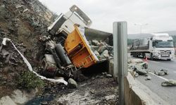 Yürekler ağza geldi; Bilecik - Eskişehir yolunda taş yüklü kamyon devrildi!