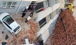 Eskişehir’de faciadan dönüldü; Yüzlerce tuğla yere saçıldı!