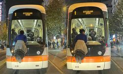 Eskişehir'de tramvayın arkasına tutunan çocuk dikkat çekti!