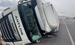Emirdağ’da feci trafik kazası; Sebze yüklü tır devrildi!