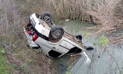 Otomobil su kanalına düştü; Ölü ve yaralılar var!