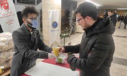 Eskişehir'de üniversite öğrencilerine sıcak çorba ikram ettiler!