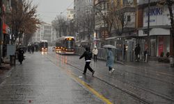Eskişehir'de ani yağmur vatandaşı hazırlıksız yakaladı!