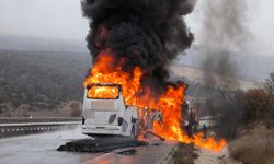 Kamyona çarpan yolcu otobüsü alev alev yandı; Ölü ve yaralılar var!