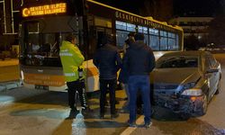 Eskişehir'de kontrolden çıkan otomobil halk otobüsüne çarptı!