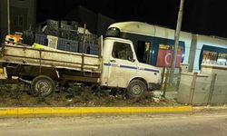 Eskişehir'de kontrolden çıkan kamyonet tramvay durağına çarptı!