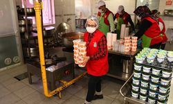 Eskişehir'de 65 yaş üstü vatandaşlara ücretsiz sıcak yemek ulaştırıyorlar!