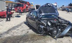 2 otomobil çarpıştı: 1 ölü 6 yaralı!