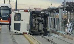 Eskişehir'de devrilen minibüs tramvay seferlerini aksattı!