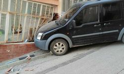 Eskişehir'de tuhaf kaza; Zemin katta bulunan bir evin camına çarptı!