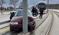 Eskişehir'de virajı alamayan otomobil tramvay yoluna girdi!