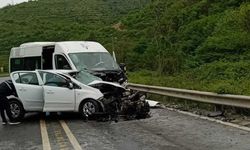 Feci kaza: Minibüs ile otomobil kafa kafaya çarpıştı 1 ölü 7 yaralı var!