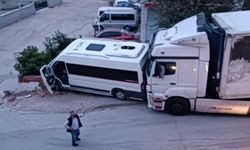 Eskişehir'de park halindeyken freni patlayan tır minibüse çarptı!