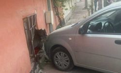 Eskişehir'de minibüsle çarpışan otomobil evin duvarına çarparak durabildi!