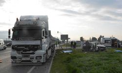 Korkunç kaza: Kamyonet Tıra çarptı 3 kişi öldü!