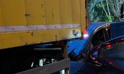 Korkunç kaza: Otomobil PTT kamyonuna saplandı 1 ölü 2 yaralı var!