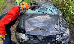 Korkunç kaza: Otomobil uçuruma yuvarlandı 1 ölü 1 yaralı!