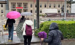 Eskişehir'de kuvvetli yağmura yakalanan vatandaşlar korunacak yer aradı!