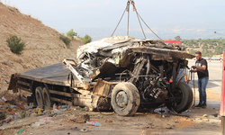 Ölüm Virajında Facia: Kamyon Hurdaya Dönüştü, Sürücü Hayatını Kaybetti!