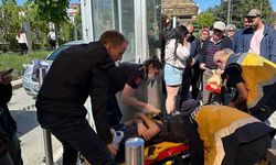 Tramvaydan indiği sırada genç vatandaş kafasını çarparak yere yığıldı!