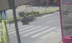 Motosiklet yaya geçidinde kadına çarptı: Metrelerce öteye savruldu