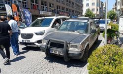 Ara sokakta yol ortasına bırakılan araç trafiği tıkadı