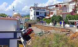 İzmir'de Büyük Kâbus! Şiddetli Sağanak Sonucu Yol Çöktü, Araçlar Denize Yuvarlandı