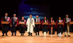 Eskişehir Anadolu Üniversitesi Yeni Akademik Yılı Kutladı: Akademik Performans Ödülleri Sahiplerini Buldu