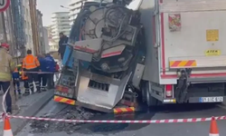 İstanbul Güngören'de 2 Kamyon Çukura Düştü