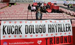 Eskişehir'de Kucak Dolusu Hayaller ile Yüzlerce Çocuk Eskişehirspor Tribünleriyle Tanıştı