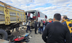 Yolcu Otobüsü Tıra Arkadan Çarptı Ölü ve Çok Sayıda Yaralı Var