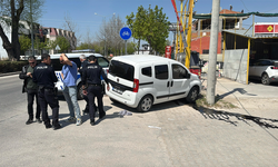 Eskişehir’de Polis Kovalamacası! Direğe Çarpıp Yakalandılar